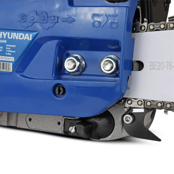 This powerful chainsaw’s 62cc 2-stroke engine has EURO 5 engine technology, which lowers fuel consumption and emissions whilst maintaining a powerful cutting speed.