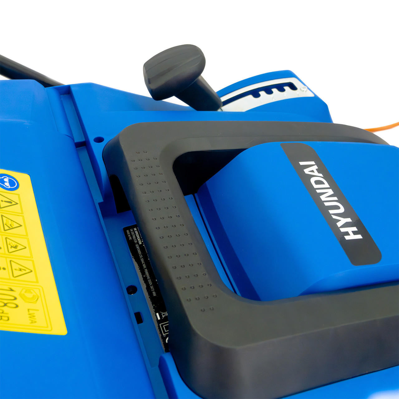 Hyundai 2000W 16” / 40cm Artificial Grass Sweeper, Multi-Use Brush & 55L Collection Bag | HYSW2000E