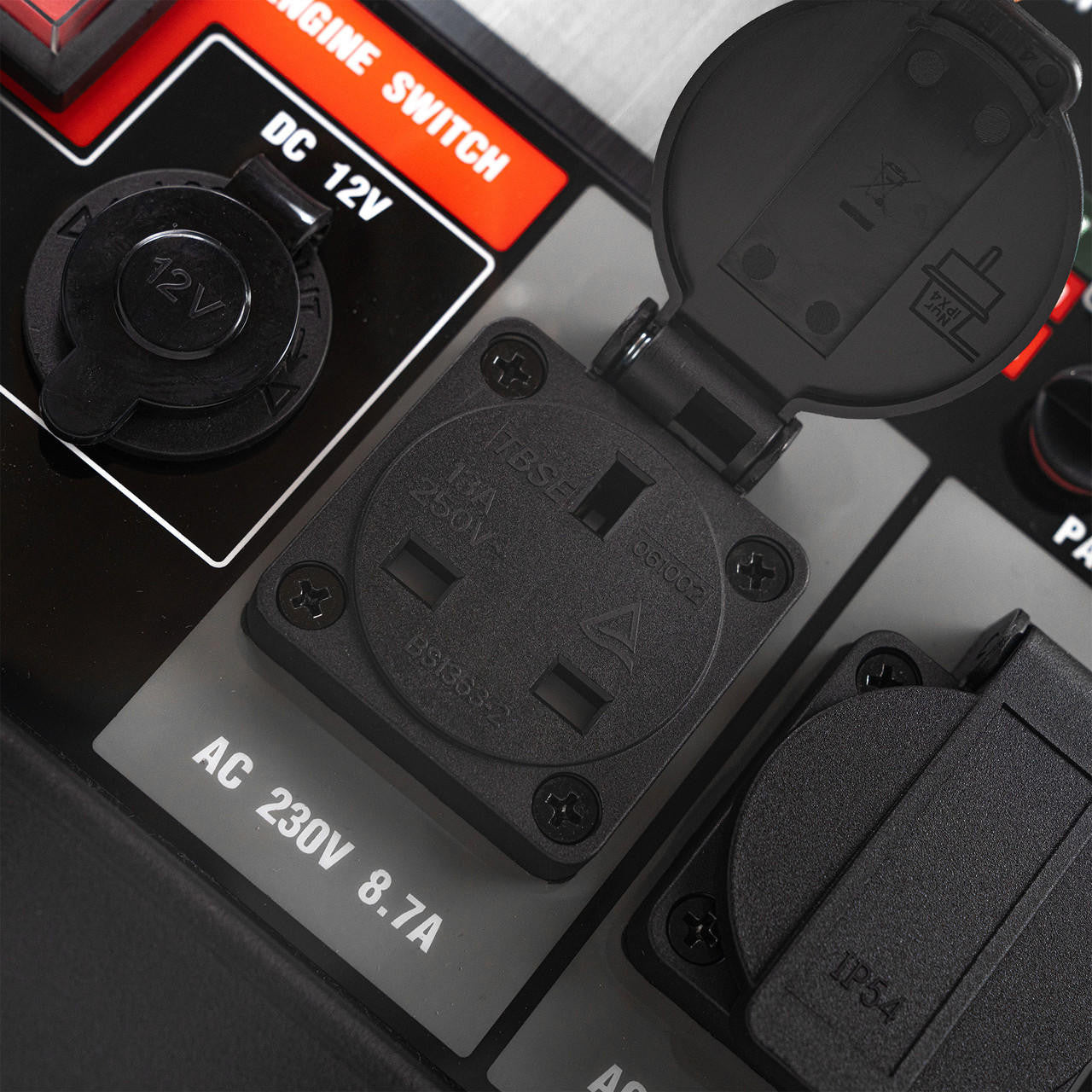 The HY2250Si’s control panel incorporates two standard 3-pin 13A mains plug sockets, as well as a 12v DC outlet, which enables you to power multiple electrical items at the same time, such as a TV, small toaster and phone charger.