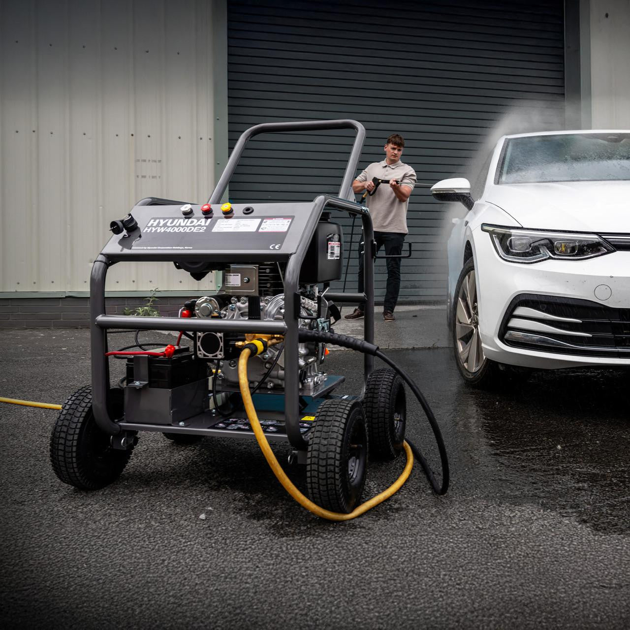 Electric-start diesel pressure washer is powered by a 456cc Hyundai Euro V engine and delivers a high flow rate of 13L/min.