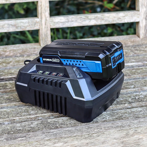 Hyundai 12.6'' / 32cm 40V Cordless Lawnmower Rear Roller 2.5Ah Li-Ion Battery Powered | HYM40LI330P