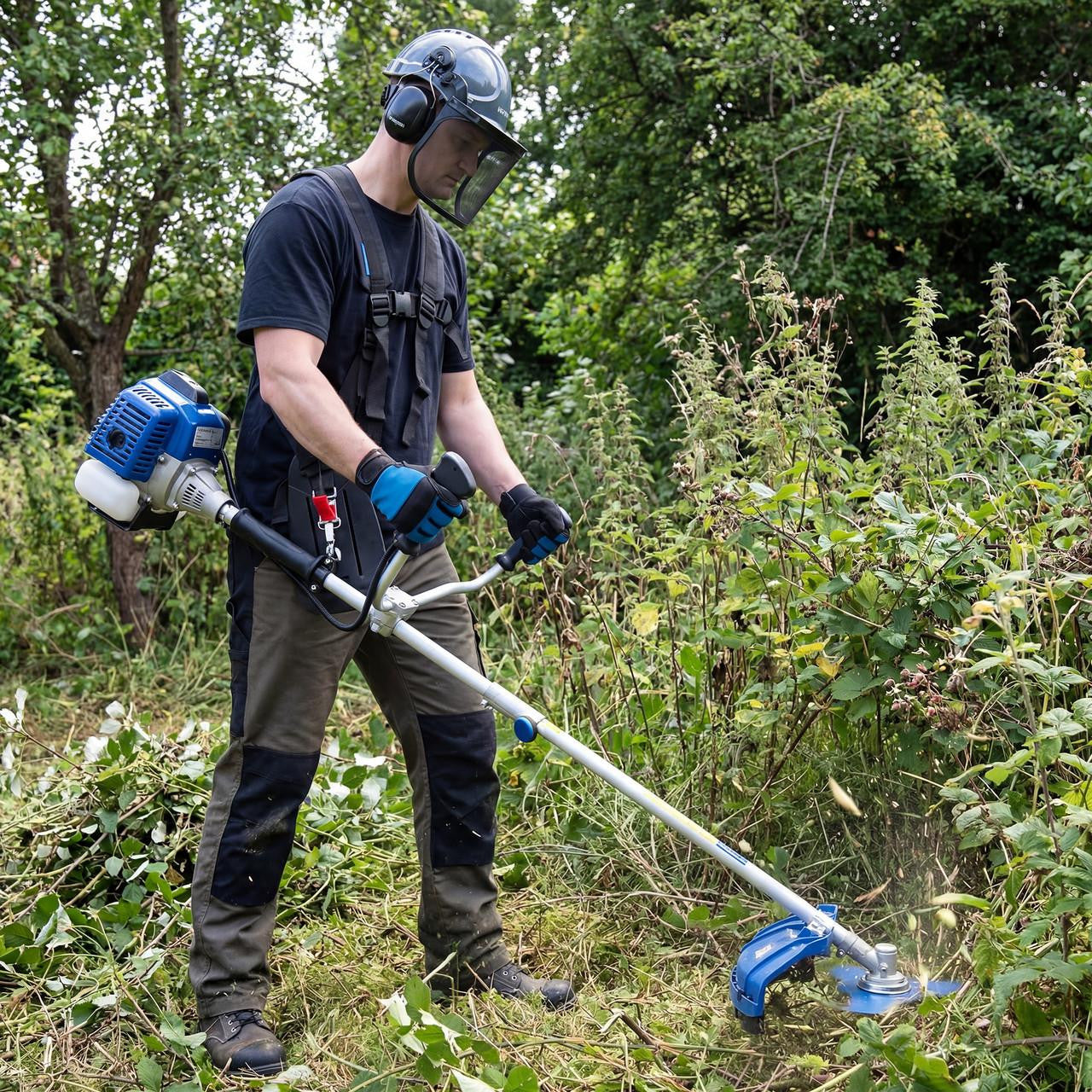 Hyundai HYBC5600X brushcutter front view with metal cutting blade