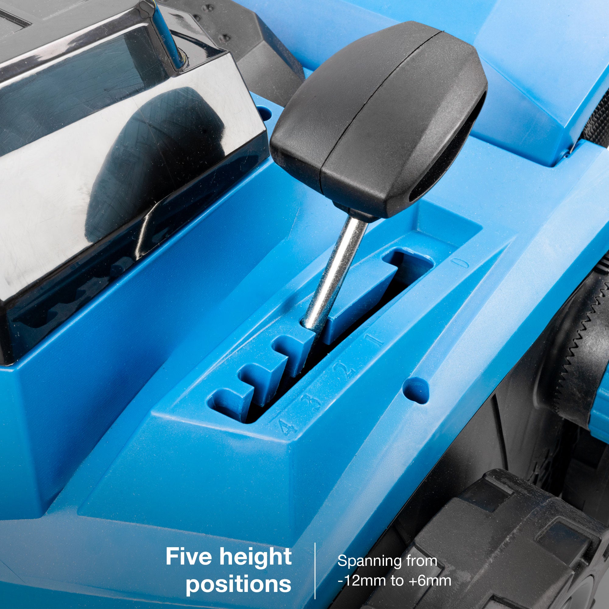 Hyundai 38cm / 15" 2-in-1 Cordless Scarifier & Aerator, 40V (2x20V) Brushless, 45L Collection Bag | HY40CSC38