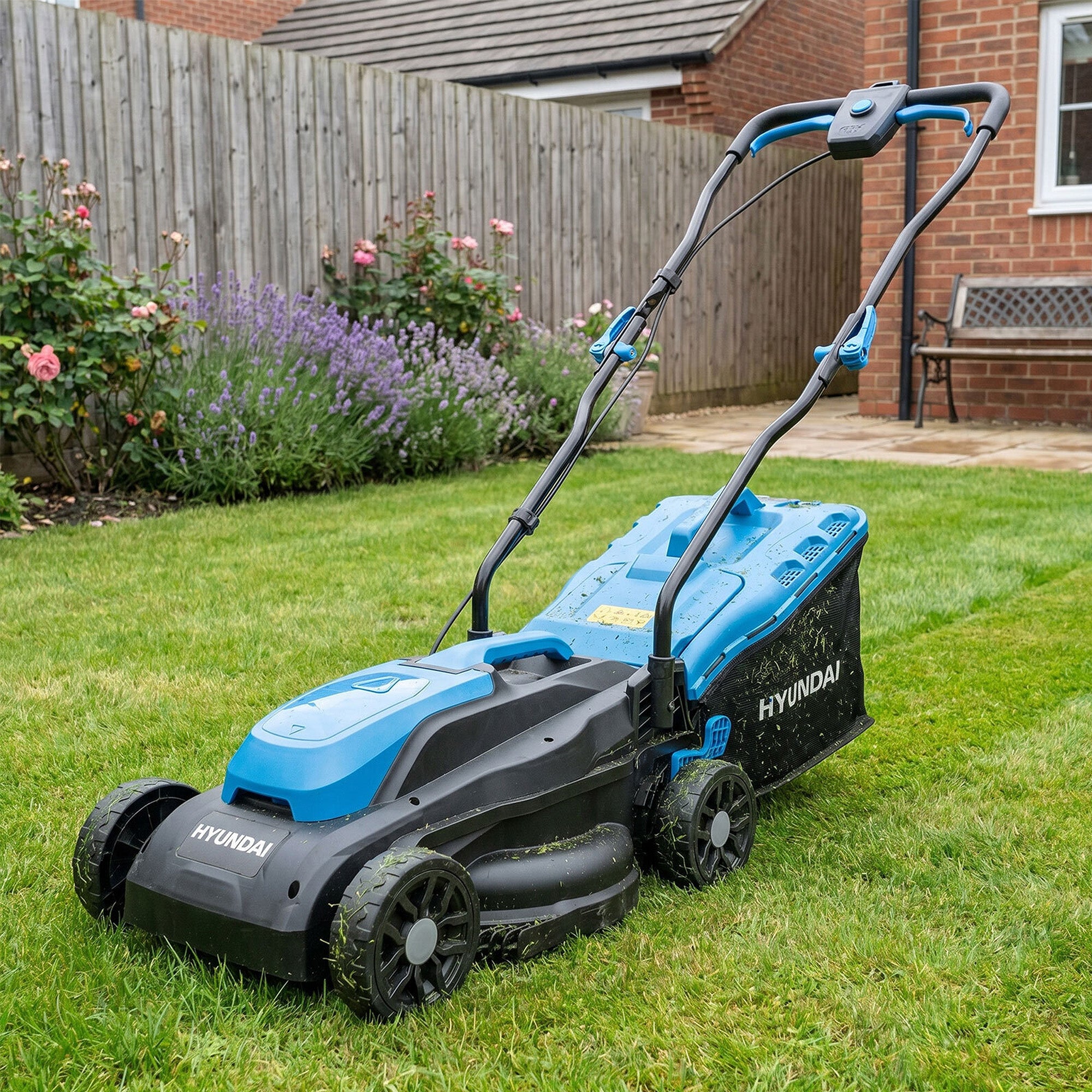 Hyundai 33cm / 13" 20V Brushless Cordless Lawnmower, 40min Runtime, 32L Collection Bag | HY20CLM33