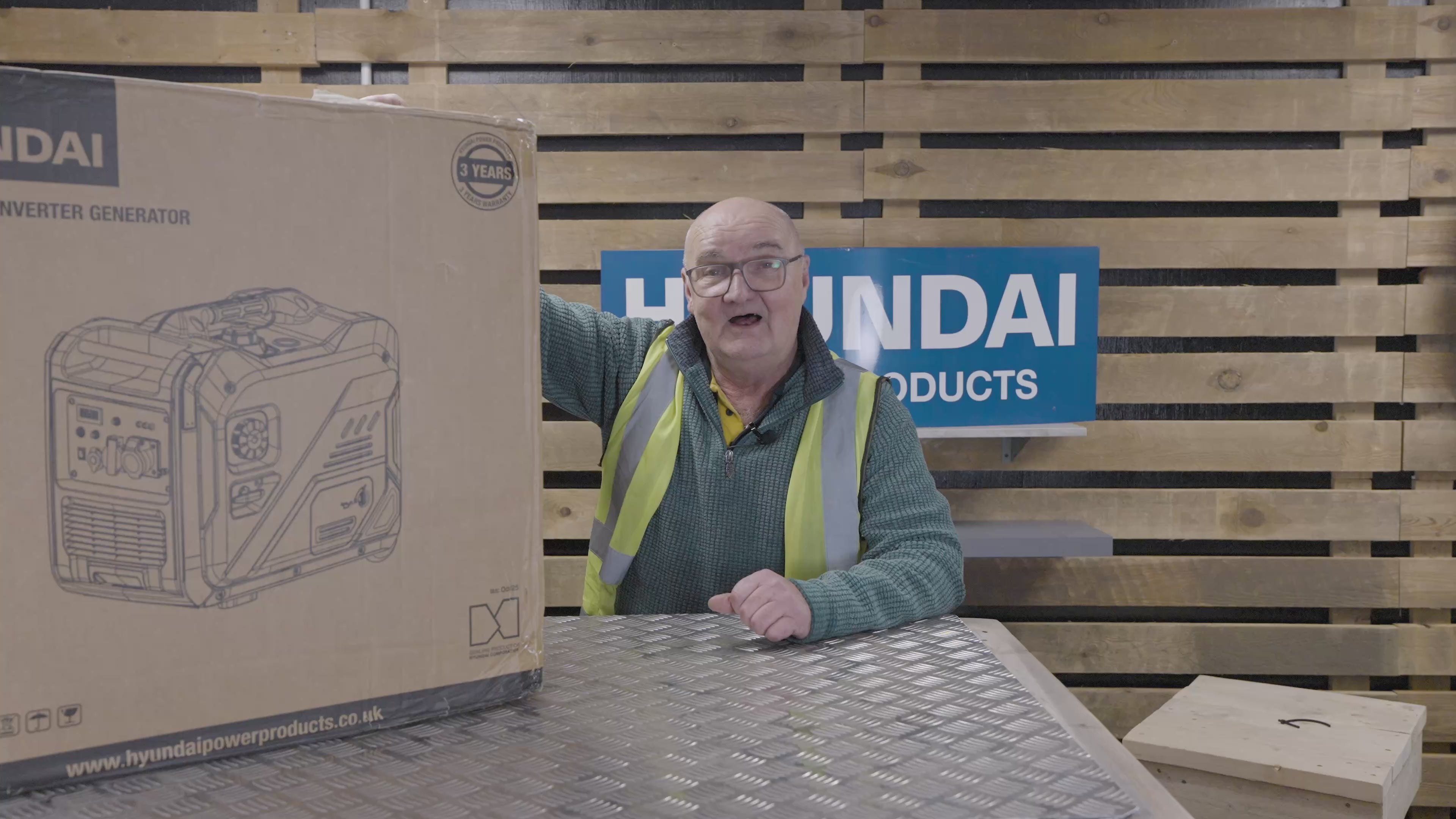 Load video: Hyundai 5.5kW / 5500W Inverter Generator, Electric Start, Pure Sine Wave | HY6250SEi