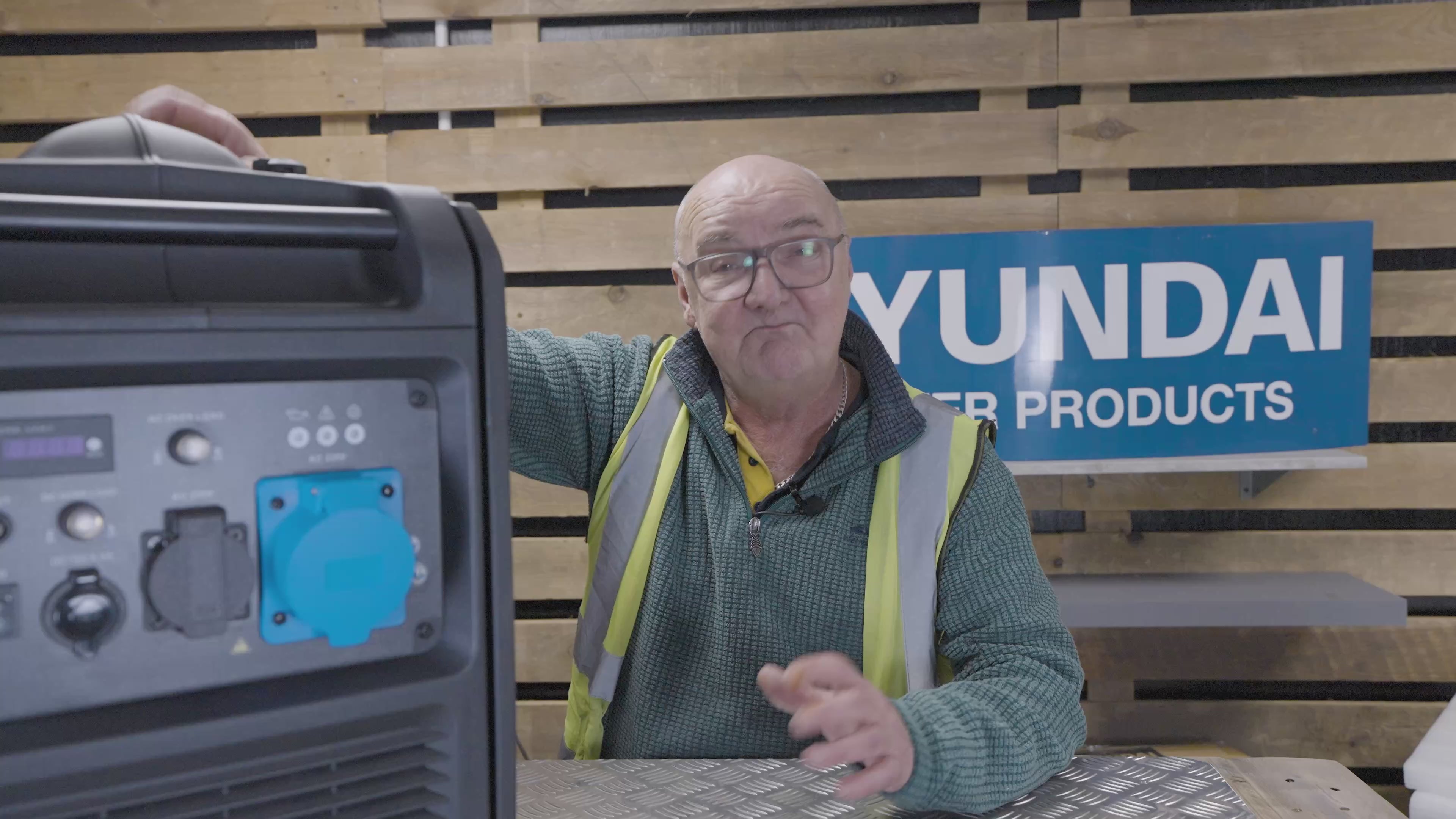 Load video: Hyundai 5.5kW / 5500W Inverter Generator, Electric Start, Pure Sine Wave | HY6250SEi