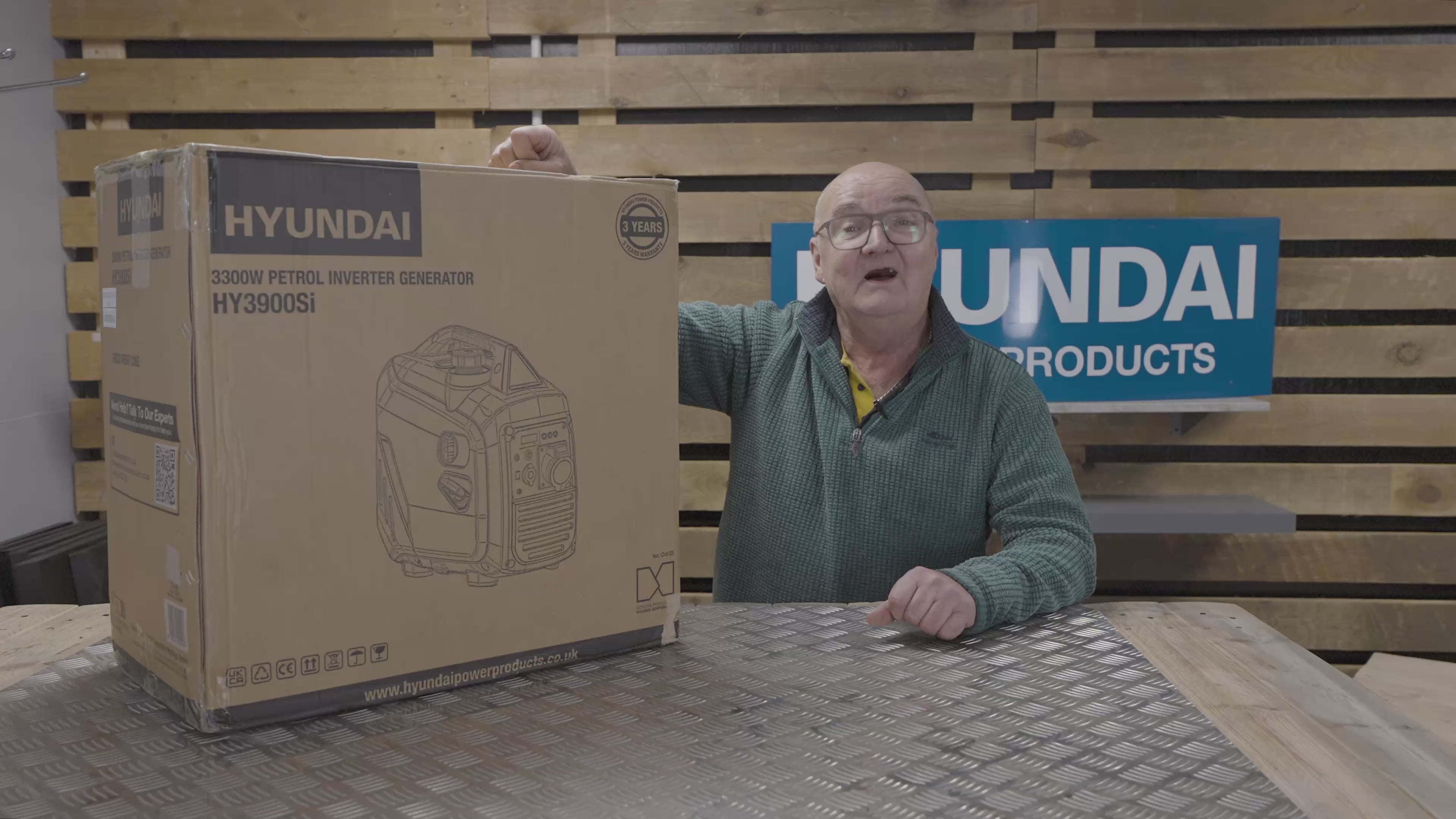 Load video: Hyundai 3.3kW / 3300W Inverter Generator, Recoil Start, Pure Sine Wave | HY3900Si