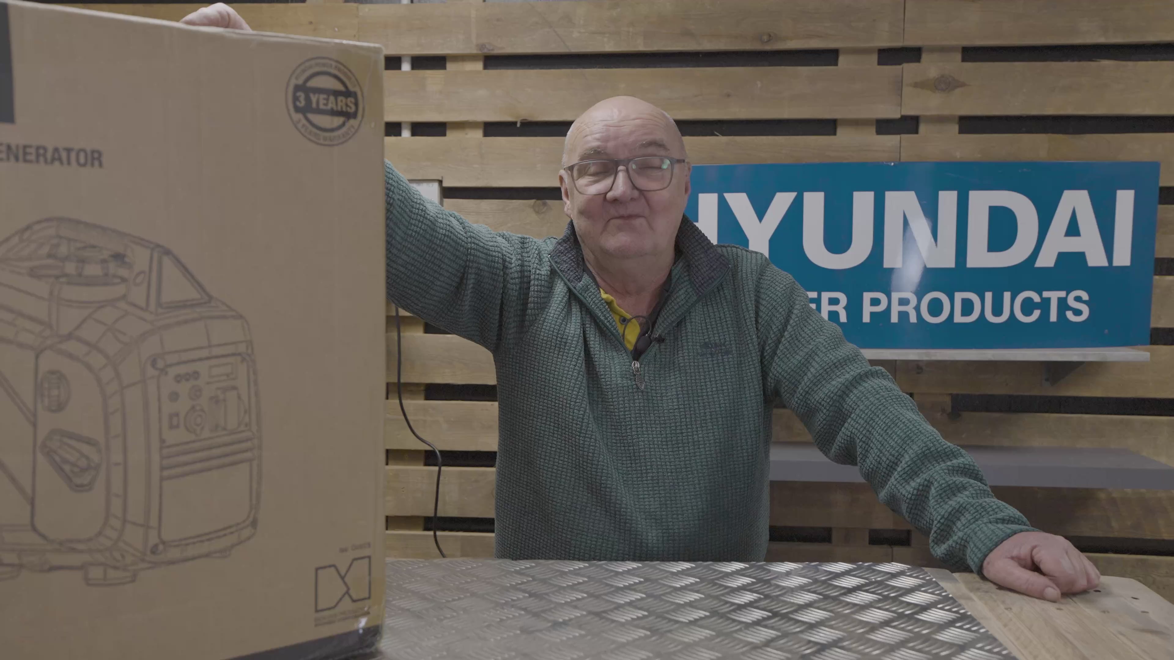 Load video: Hyundai 2.0kW / 2000W Inverter Generator, Recoil Start, Pure Sine Wave | HY2350Si