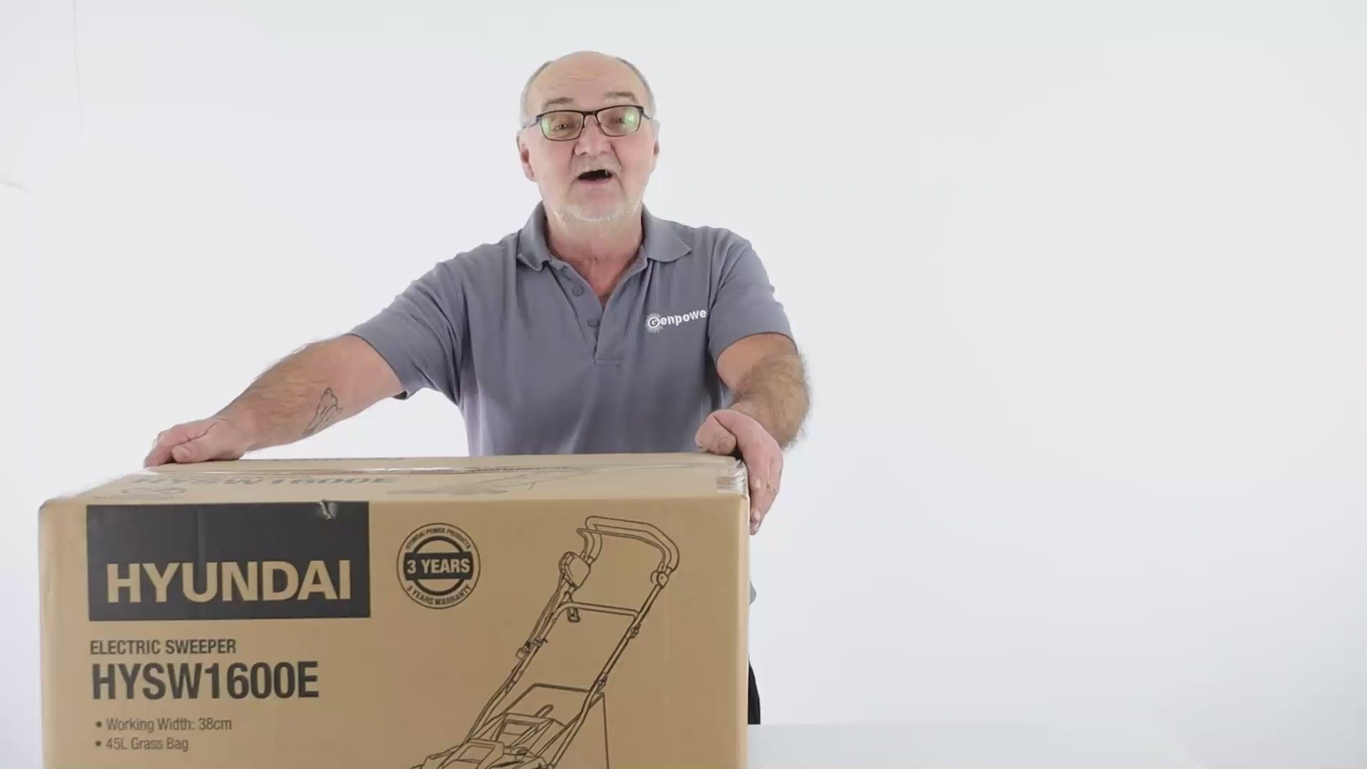 Load video: https://media.hyundaipowerproducts.co.uk/HYSW1600E/Video/HYSW1600E%20Artificial%20Lawn%20Sweeper%20OTB%20Videoweb.mp4