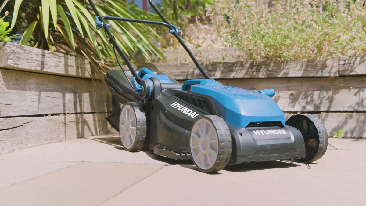 Load video: Hyundai 38cm / 15" 40V (2x20V) 3-in-1 Brushless Cordless Lawnmower,  36L Bag | HY40CLM38